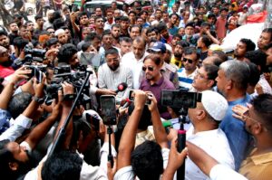 নিউমার্কেটে মেয়র শাহাদাতের নেতৃত্বে উচ্ছেদ অভিযান