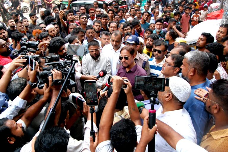 নিউমার্কেটে মেয়র শাহাদাতের নেতৃত্বে উচ্ছেদ অভিযান