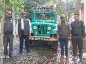 ফটিকছড়ির কাজীরহাটে জ্বালানি ও গোলকাঠসহ চাঁন্দের গাড়ি জব্দ, বন আইনে দুই মামলা