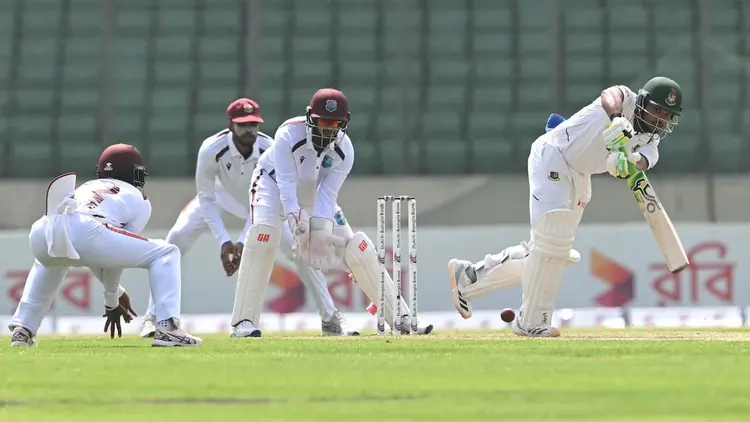 আলোকস্বল্পতায় খেলা বন্ধ, হতাশ ওয়েস্ট ইন্ডিজ